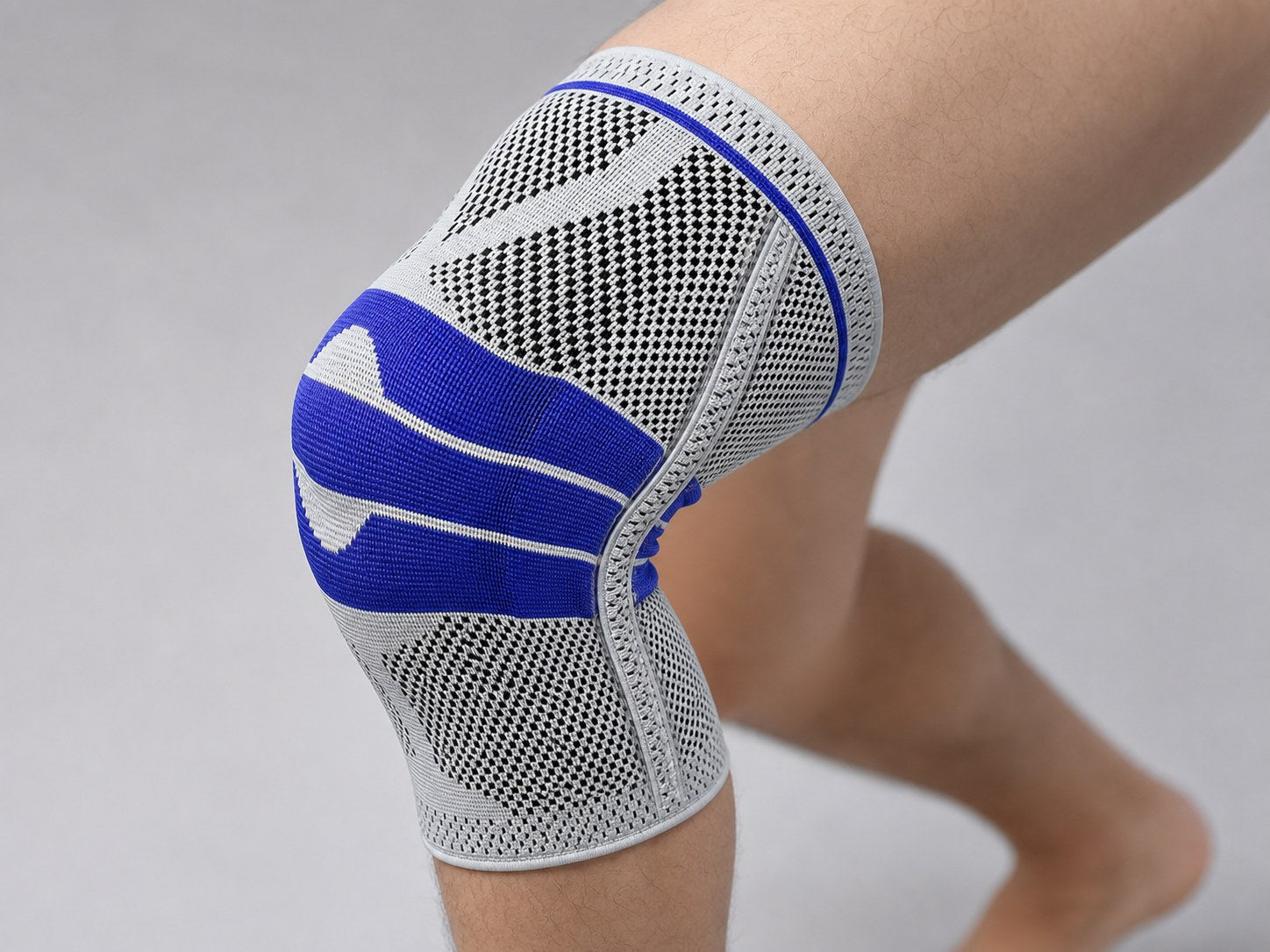 AlignaFit knee sleeve construction, patella gel pad and side spring stabiliser